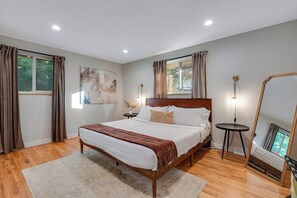 5 Schlafzimmer, Schreibtisch, Bügeleisen/Bügelbrett, Reisekinderbett