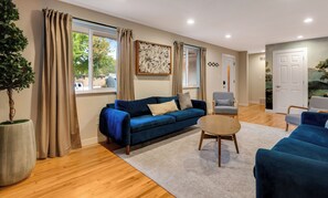 Smart-TV, Tischfußball, Bücher