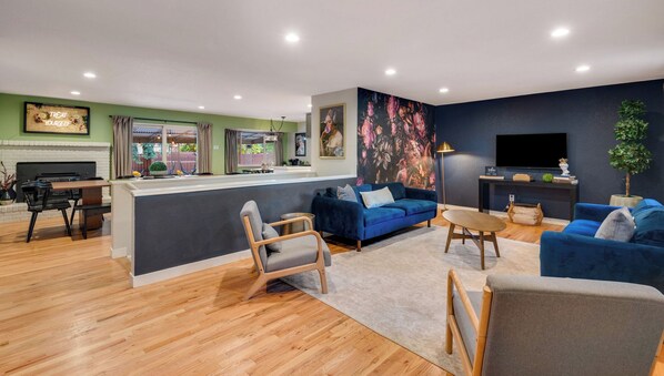 Smart-TV, Tischfußball, Bücher