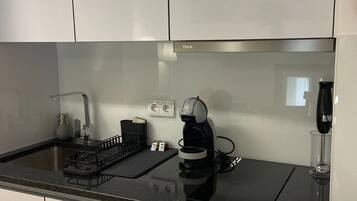 Réfrigérateur, micro-ondes, plaque de cuisson, cafetière/bouilloire