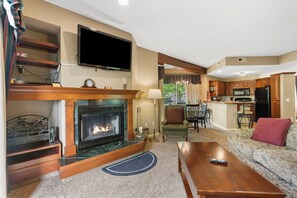 Una Smart TV, una chimenea, un reproductor de DVD