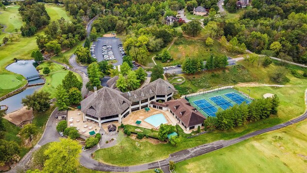 Un parcours de golf doté d’un club-house, d’une piscine et de courts de tennis.