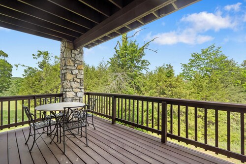 Rest and Relax! Villa with Jetted Tub, Fireplace, and Balcony with a View