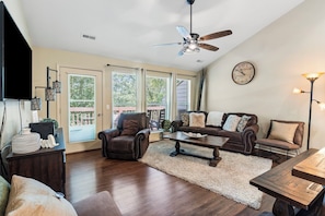 Smart TV, DVD player - Chic Comfort in the Ozarks: 1 Bedroom Condo near Silver Dollar City (Reeds Spring)