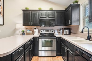 Fridge, microwave, oven, stovetop - Chic Comfort in the Ozarks: 1 Bedroom Condo near Silver Dollar City (Reeds Spring)