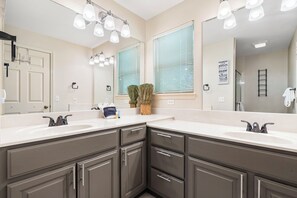 Ducha, secador de pelo y toallas