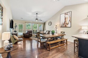 Smart TV, DVD player - Luxury Amidst Nature: Modern 2 Bedroom Condo near Silver Dollar City (Reeds Spring)