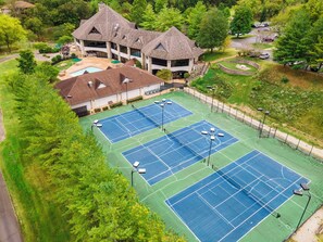 Sport court - Luxury Amidst Nature: Modern 2 Bedroom Condo near Silver Dollar City (Reeds Spring)