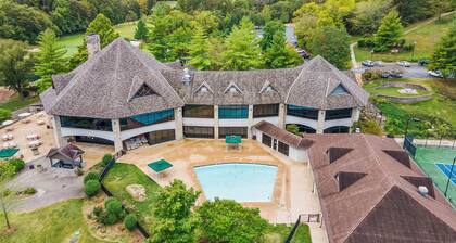 Luxury Amidst Nature: Modern 2 Bedroom Condo near Silver Dollar City