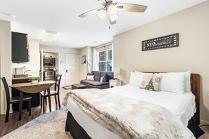 1 bedroom, free WiFi, bed sheets - Elegant Oasis in the Ozarks: Queen Studio Suite at StoneBridge Village (Reeds Spring)