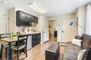 Smart TV - Elegant Oasis in the Ozarks: Queen Studio Suite at StoneBridge Village (Reeds Spring)