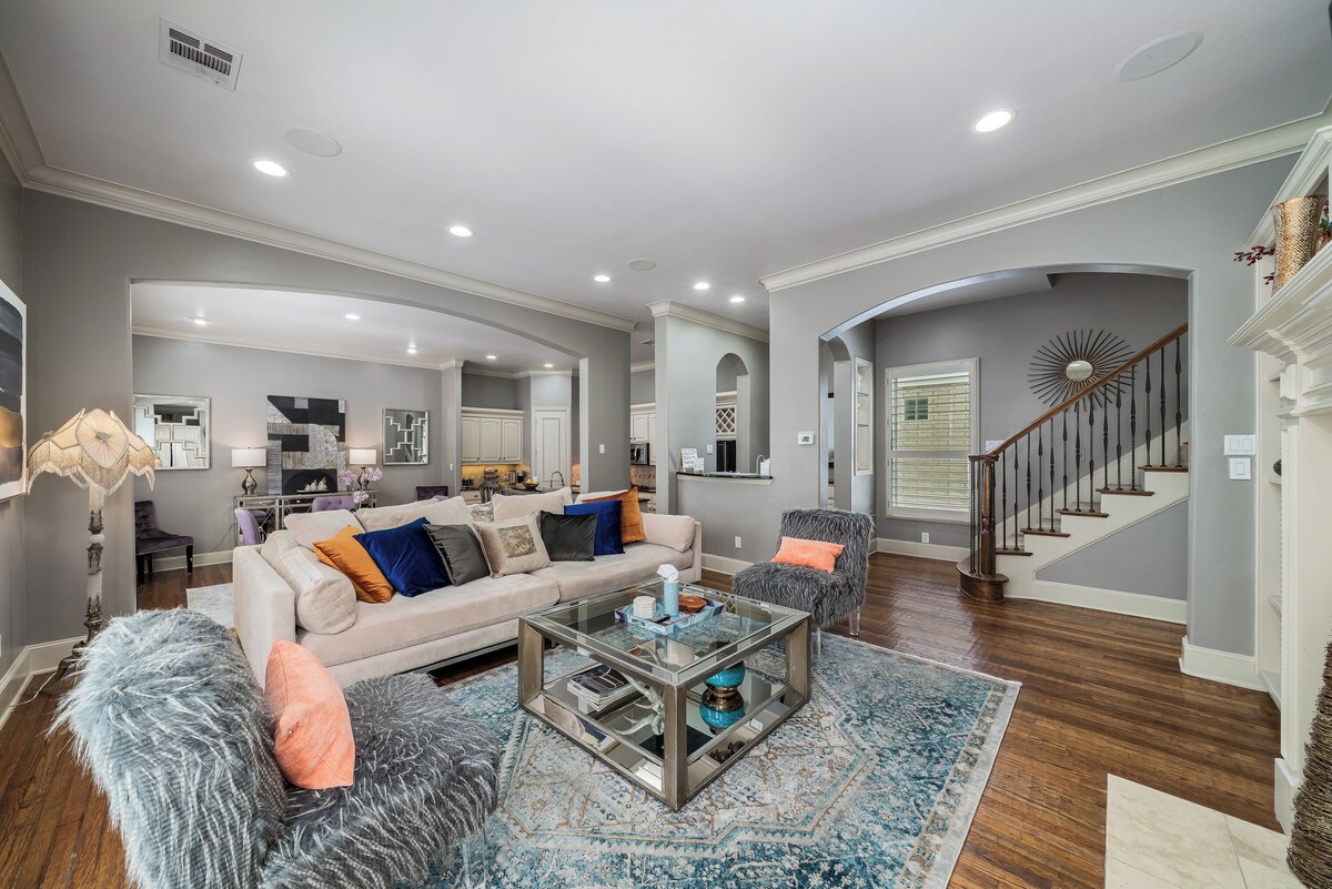 Spacious 3 lvl DallasTownhouse close to Uptown, Downtown, Highland Park, SMU