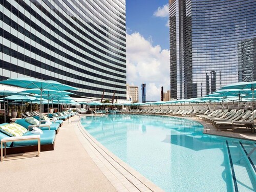 Luxe VDARA Condo w/Fountain+Sphere+Ferris Wheel+Eiffel Tower Views!