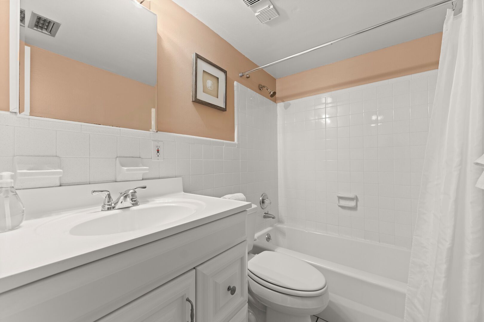 Ein Badezimmer mit zwei Waschbecken, einer Toilette und einer Duschkabine.