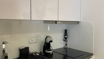 Geladeira, micro-ondas, cooktop, cafeteira/chaleira