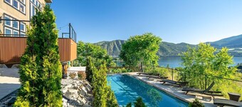 Come for the private pool+hot tub, stay for the lake views, Large home, Dogs OK