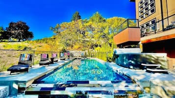 Een verwarmd zwembad