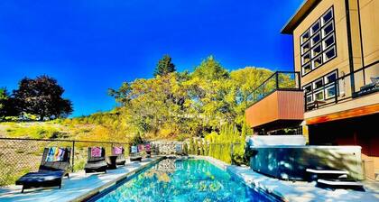 Come for the private pool+hot tub, stay for the lake views, Large home, Dogs OK