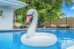 Outdoor pool - Private Pool, Patio, Fire Pit, Sleeps 12, 6 Beds, 5 Full Baths, Laundry, Parking (Miami)