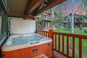 Outdoor spa tub - Private Hot Tub - Huge Covered Deck- Garage - On Ski Bus Route (Steamboat Springs)