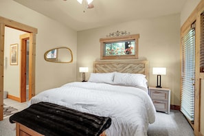 2 bedrooms, desk, free WiFi, bed sheets - Private Hot Tub - Huge Covered Deck- Garage - On Ski Bus Route (Steamboat Springs)