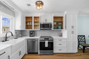 冷蔵庫、電子レンジ、オーブン、コンロ