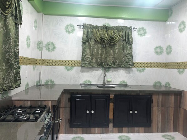 Kjøleskap, mikrobølgeovn, ovn og kokeplater