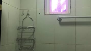 Dusj, håndklær, såpe og toalettpapir