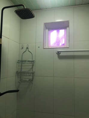 Dusj, håndklær, såpe og toalettpapir