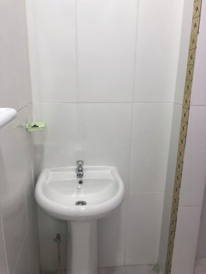 Douche, serviettes fournies, savon, papier toilette
