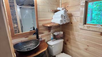 Secadora de cabello, toallas, papel de baño