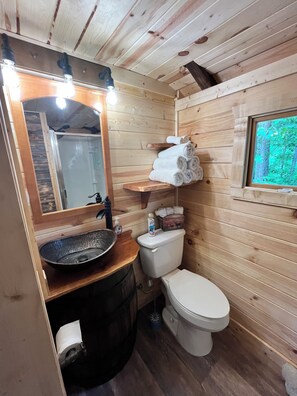 Sèche-cheveux, serviettes fournies, papier toilette