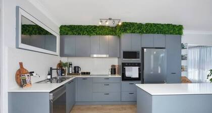Stylish Lake Front Apartment - Walk to Forster Town Centre