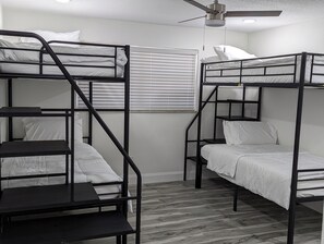 4 quartos, ferros/tábuas de passar roupa, berço de viagem