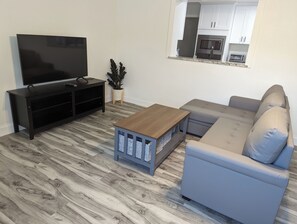 TV, pebolim, mesa de pingue-pongue, livros