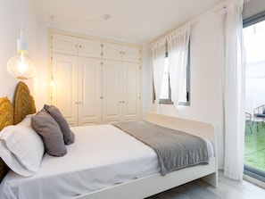 2 habitaciones, tabla de planchar con plancha y cuna de viaje 