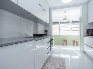 Kühlschrank, Mikrowelle, Ofen, Wasserkocher mit Kaffee-/Teezubehör