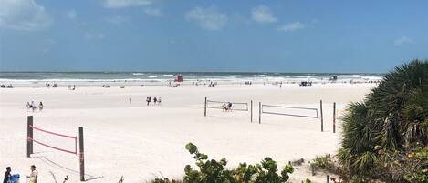Nær stranden, solsenger og strandhåndklær