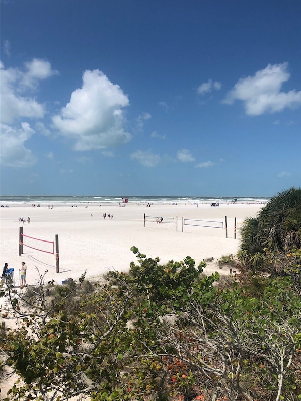 Playa en los alrededores, camastros y toallas de playa