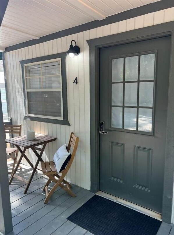 Outdoor dining - Allie Rose/Tiny house Lake Athens/ Canton Trade Days (Athens)