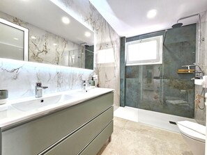 Douche, serviettes fournies