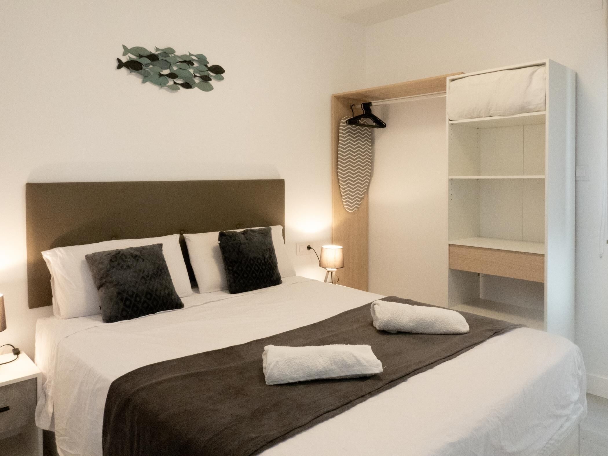 4 habitaciones, tabla de planchar con plancha, wifi y ropa de cama 