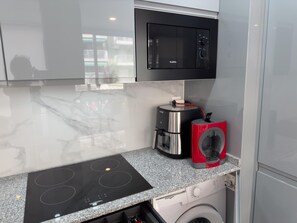 Réfrigérateur, micro-ondes, four, plaque de cuisson