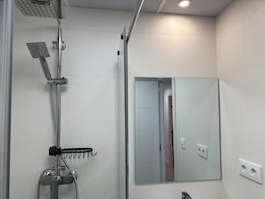 Douche, sĂšche-cheveux, serviettes fournies