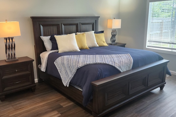 3 slaapkamers, een strijkplank/strijkijzer, reisbedje, gratis wifi