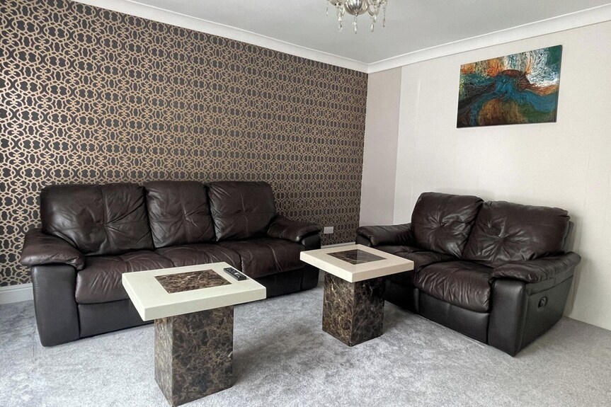4 Bed House Sleeps 8 - Enclosed Garden - Parking - Luton