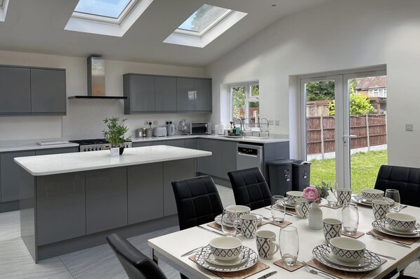 Dining - 4 Bed House Sleeps 8 - Enclosed Garden - Parking (Luton)