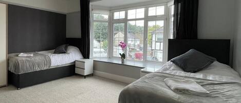 4 bedrooms, iron/ironing board, WiFi, bed sheets