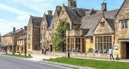 Inviting 3-Bedroom Lodge in Ashton Under Hill