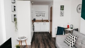 Un appartement moderne comprenant une cuisine, un coin repas et un salon.